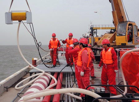 冀東油田開展海管溢油綜合應(yīng)急演練 