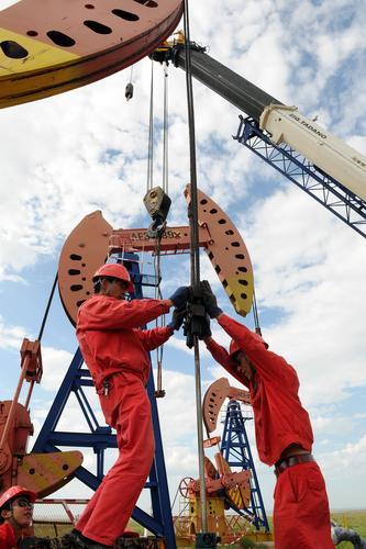 華北油田二連分公司阿爾作業(yè)區(qū)員工維護(hù)忙