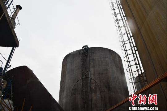 消防隊(duì)員在救援現(xiàn)場(chǎng)。 孫權(quán) 攝