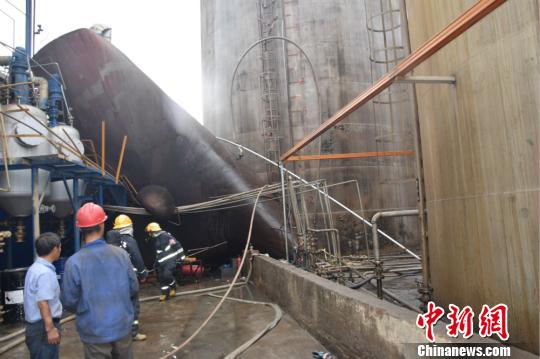 圖為消防隊(duì)員在雙象集團(tuán)內(nèi)救援。 孫權(quán) 攝