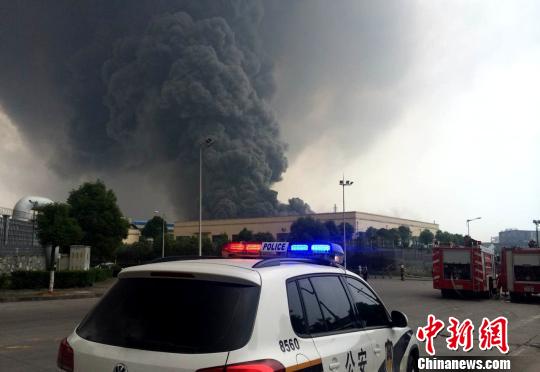 湖北宜昌一企業(yè)發(fā)生火災現(xiàn)場濃煙彌漫無人員傷亡