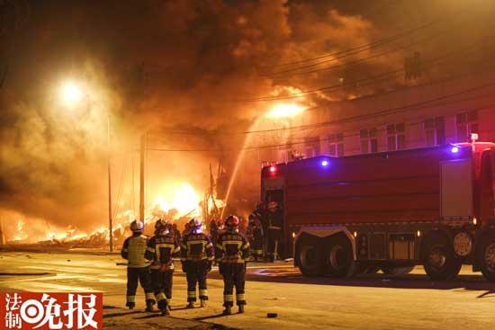 消防員救火現(xiàn)場(chǎng)（攝/楊浩東）