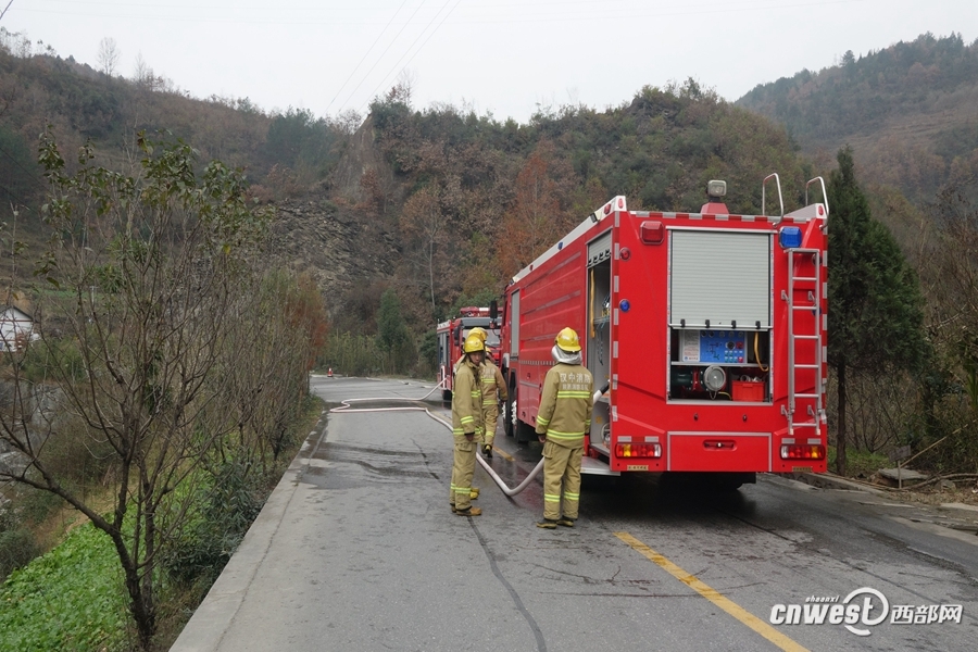 寧強：液化氣槽車側(cè)翻泄漏 24噸燃?xì)獗环趴杖紵? border=