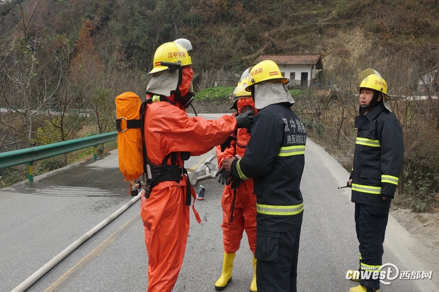 寧強：液化氣槽車側(cè)翻泄漏 24噸燃?xì)獗环趴杖紵? border=