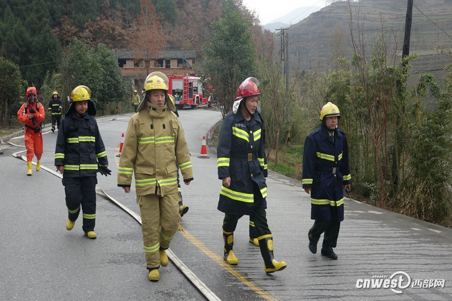寧強：液化氣槽車側(cè)翻泄漏 24噸燃?xì)獗环趴杖紵? border=