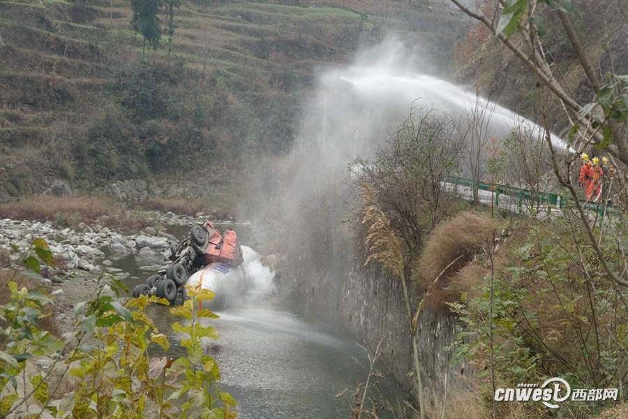 寧強：液化氣槽車側(cè)翻泄漏 24噸燃?xì)獗环趴杖紵? border=