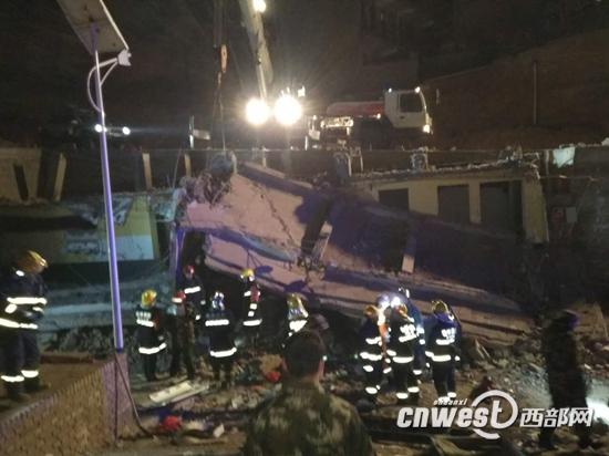 榆林市橫山區(qū)一座公廁發(fā)生垮塌。