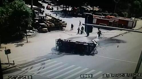 危化品車輛側(cè)翻漏油