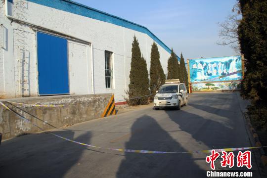 廠區(qū)內(nèi)，通往燃爆事故現(xiàn)場(chǎng)的道路上拉起了警戒線?！∮诳×?攝